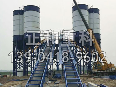 安裝中的混凝土攪拌站 安裝中的混凝土攪拌站